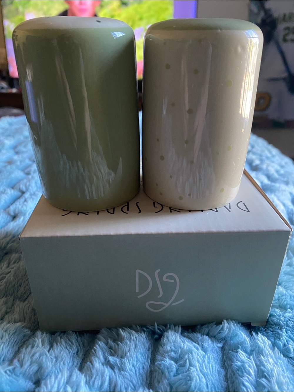 NIB Darling Spring Ceramic Stoneware Salt & Pepper Shaker Set
